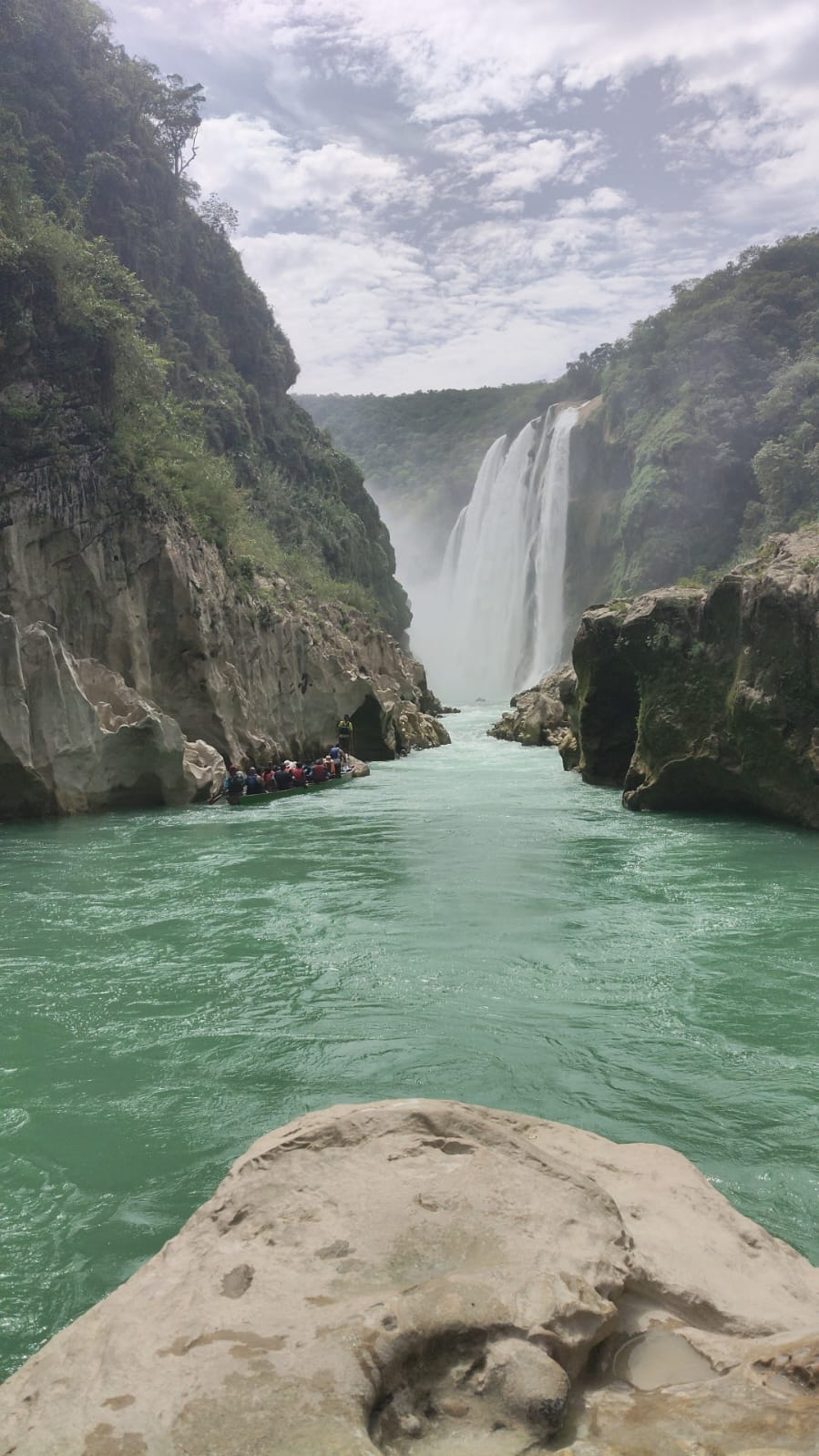 Cascada y río entre paredes de roca