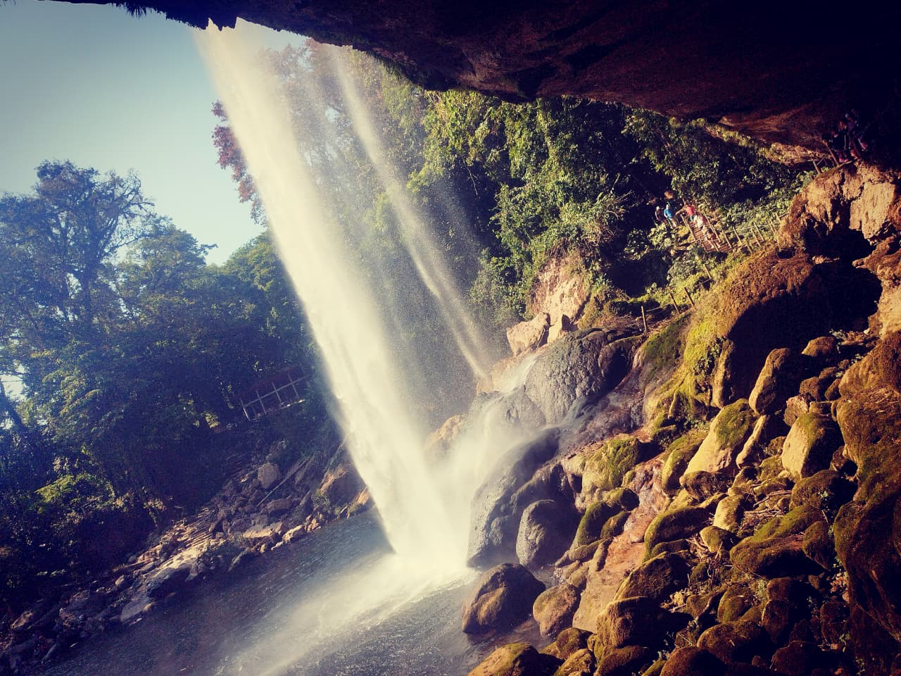Vista desde detrás de una cascada
