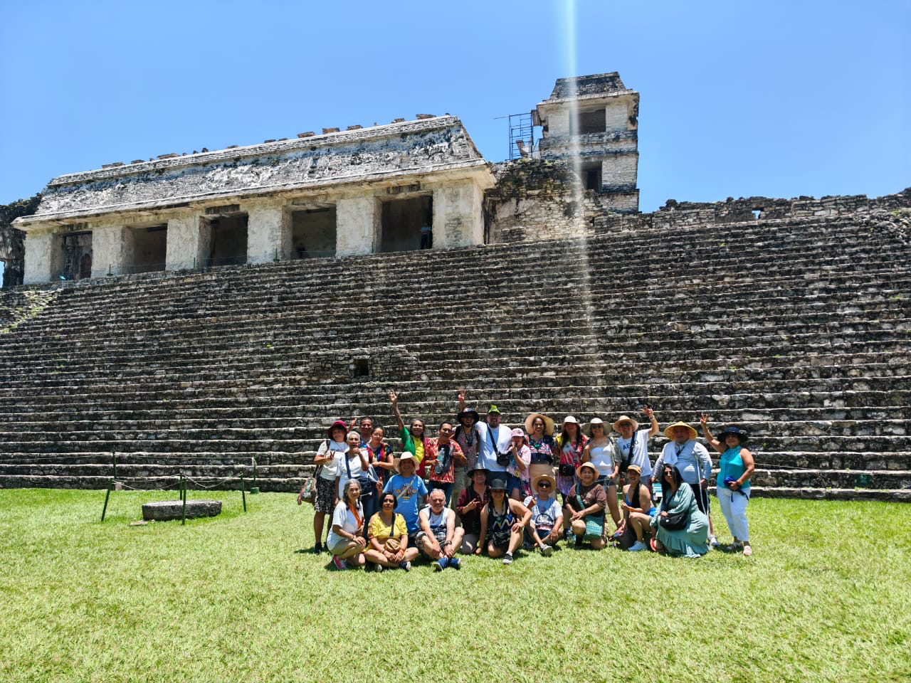 Grupo de viajeros frente a una construcción histórica
