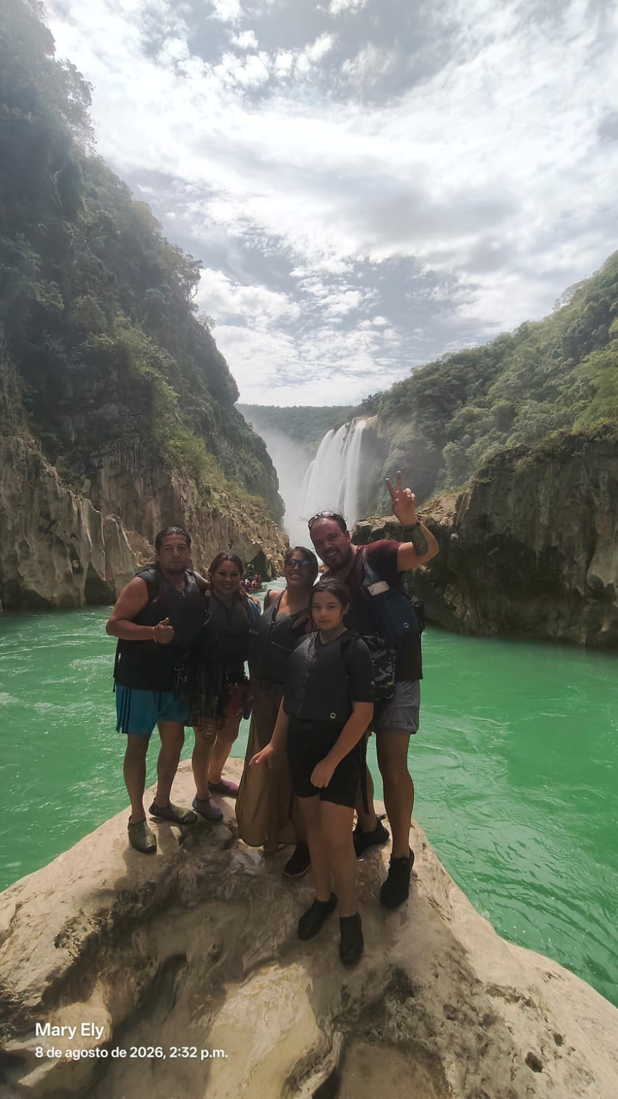 Recuerdos en grupo junto a una cascada